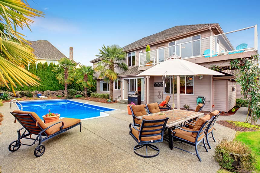 South Carolina backyard with home swimming pool