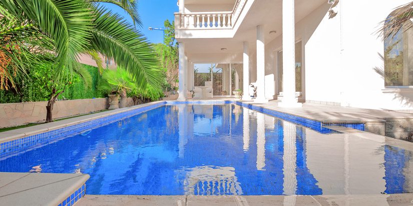 outdoor-swimming-pool-paradise-backyard